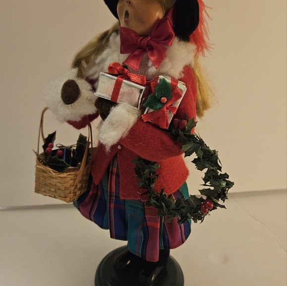 BYERS CHOICE GIRL CAROLER 2003 VICTORIA  25TH ANNIVERSARY  Wreath Present Basket - Picture 4 of 10